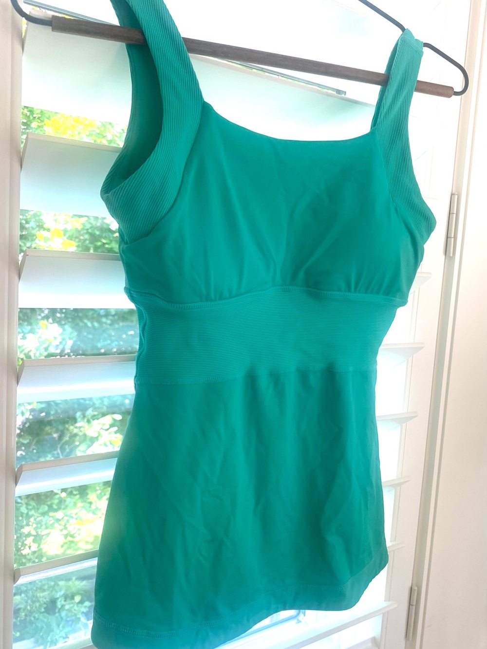 Lululemon Tank Top in Teal - Comfortable Support size 6 no oulling like new